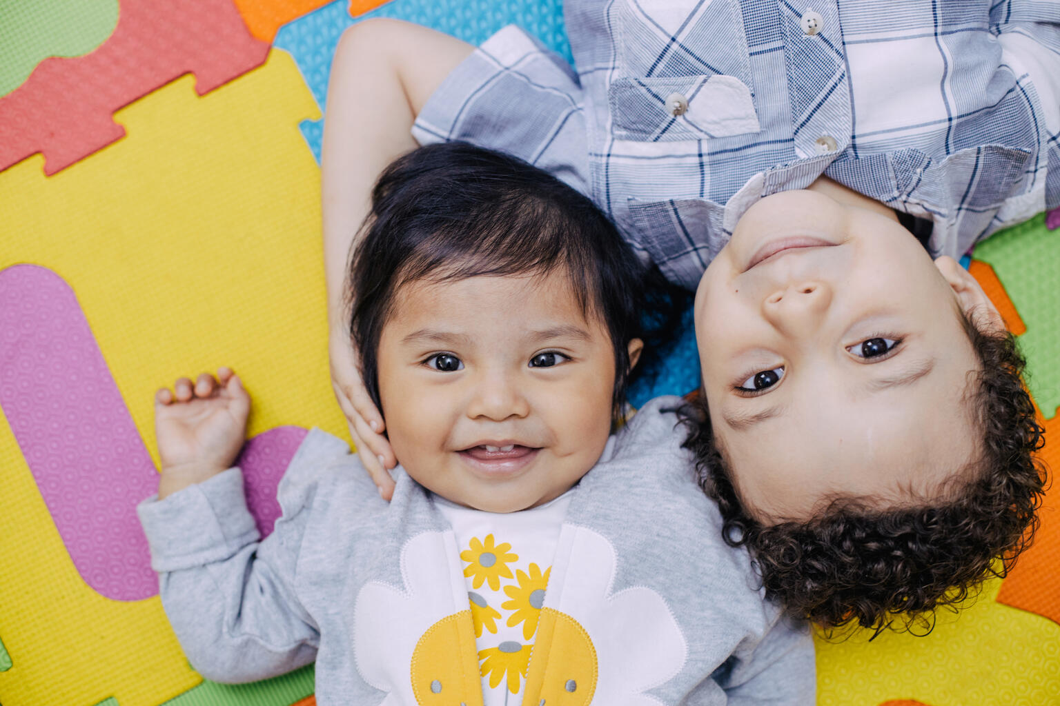 A 4-year-old boy plays with his one-year-old sister in their home in Guatemala City. © UNICEF/UN0582757/Willocq